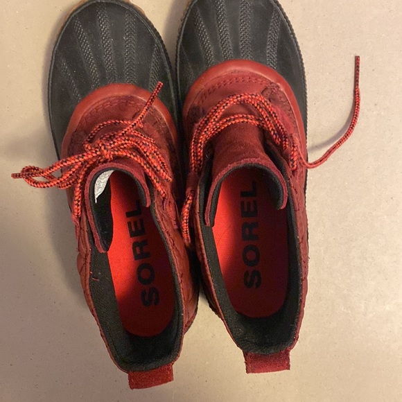 Red Sorel waterproof duck style boots - Picture 6 of 8